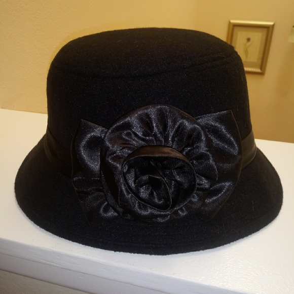 Accessories - Cute women's black hat